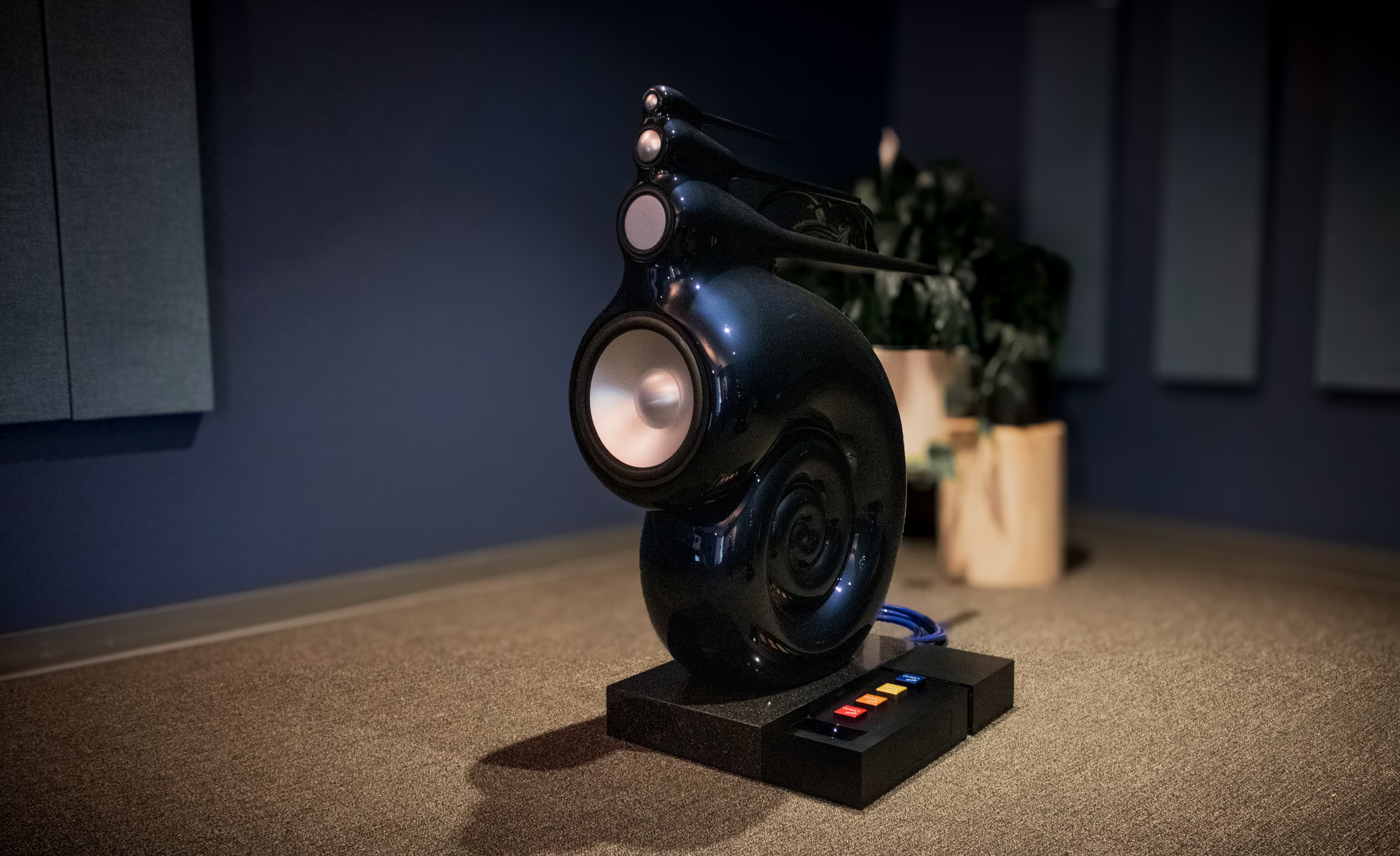 Nautilus speaker with dedicated amplifier module controls